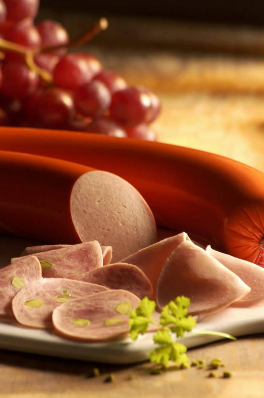 无人,竖图,俯视,室内,特写,白天,餐桌,桌子,葡萄,餐具,水果,叶子,一堆,许多,堆叠,堆积,朦胧,模糊,新鲜,碟子,盘,生食,香肠,食品,果实,绿叶,腊肠,食物,盘子,碟,嫩叶,有机食品,绿色食品,餐台,堆,叶,叶片,山葫芦,蒲桃,草龙珠,彩图,高角度拍摄