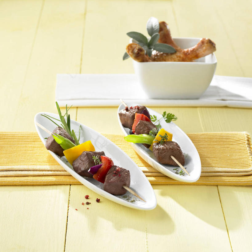 无人,方图,俯视,室内,特写,白天,烧烤,餐桌,桌子,辣椒,蔬菜,餐具,新鲜,碟子,盘,陶瓷,鸡肉,肉,食品,烤架,陶瓷制品,烤肉,肉类,食物,盘子,容器,碟,碗,铁架,有机食品,绿色食品,餐台,储藏,储存,肉食,彩椒,辣角,红海椒,大椒,辣虎,广椒,甜椒,柿子椒,辣子,海椒,番椒,灯笼椒,彩图,高角度拍摄,贮存