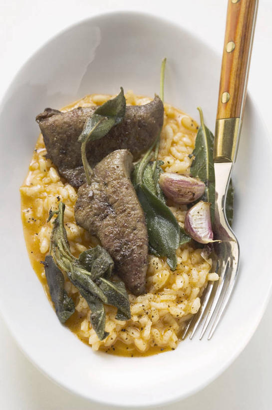 米饭,无人,家庭,竖图,俯视,室内,特写,白天,白色背景,烹饪,西餐,智慧,蒜,餐具,一把,阴影,反射,叉子,影子,陶瓷,肉,牛肉,料理,食品,陶瓷制品,饭,蒜头,菜肴,美食,肉类,食物,一个,容器,碗,西式,摄影,佳肴,影棚,单个,储藏,鼠尾草,五谷,储存,肉食,餐叉,理性,胡蒜,进餐用具,大蒜,彩图,高角度拍摄,影棚拍摄,拍摄,贮存