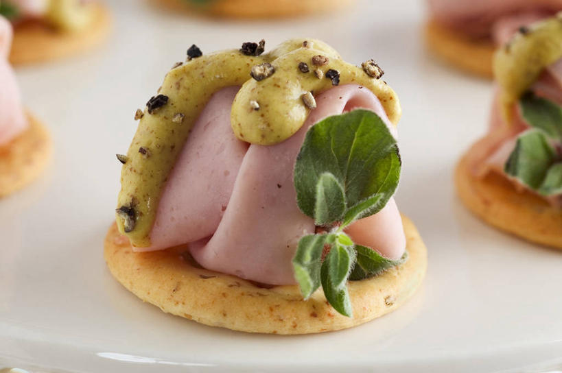 芥末,无人,横图,俯视,室内,特写,白天,白色背景,烹饪,西餐,鸡,叶子,阴影,朦胧,模糊,反射,影子,调料,鸡肉,酱料,酱汁,肉,佐料,料理,食品,绿叶,火鸡,调味品,调味料,酱,菜肴,美食,肉类,家禽,食物,动物,嫩叶,西式,摄影,牲畜,佳肴,影棚,肉食,山葵,泽山葵,溪山葵,芥子末,山嵛菜,芥辣粉,哇沙比,辣根,七面鸟,吐绶鸡,叶,叶片,彩图,高角度拍摄,影棚拍摄,拍摄