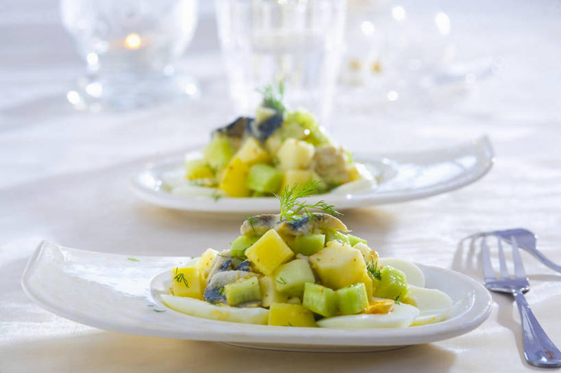 海鲜,无人,横图,俯视,室内,特写,白天,烹饪,西餐,黄瓜,蔬菜,杯子,餐具,朦胧,模糊,新鲜,叉子,碟子,盘,蛋,鸡蛋,料理,食品,水产,菜肴,美食,海洋生物,玻璃制品,食物,盘子,水杯,碟,西式,佳肴,有机食品,绿色食品,鲱鱼,水生动物,海产品,水生物,海底动物,餐叉,卵,太平洋鲱鱼,玻璃杯,进餐用具,青瓜,胡瓜,彩图,高角度拍摄