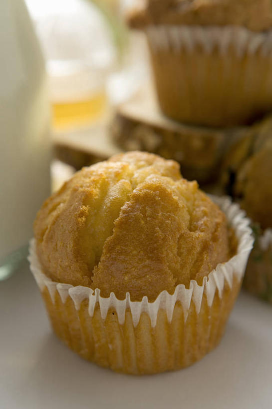 点心,牛奶,无人,竖图,俯视,室内,特写,白天,下午茶,餐桌,桌子,一堆,阴影,堆叠,堆积,朦胧,模糊,反射,影子,食品,饮品,营养,松饼,玻璃制品,食物,糕点,饮料,三个,玻璃瓶,瓶子,摄影,影棚,餐台,纸托,堆,乳制品,奶,牛乳,安神,玛芬蛋糕,蛋糕托,蛋糕托纸,蛋糕纸托,彩图,高角度拍摄,影棚拍摄,拍摄