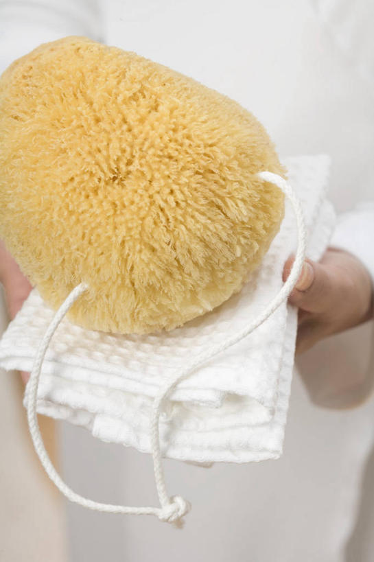 西方人,手,一个人,站,捧,竖图,俯视,室内,特写,白天,化妆,美容,欧洲,欧洲人,双手,仅一个年轻女性,仅一个女性,仅一个人,护肤,阴影,服装,反射,纺织物,海绵,影子,休闲装,一个,衣服,白色,毛巾,清洁,站着,保养,享受,休闲,手部,休闲服,放松,保健,服饰,单个,保暖,透气,养颜,防水,洗脸海绵,洗脸扑,洗脸绵,储水,耐磨,吸水,年轻女性,女人,女性,白种人,端,端着,捧着,手捧,站立,半身,彩图,高角度拍摄