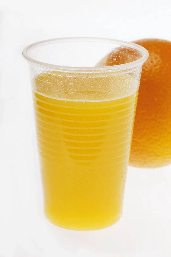 果汁,无人,竖图,俯视,室内,特写,白天,白色背景,餐桌,桌子,柑橘,杯子,水果,阴影,新鲜,反射,影子,塑料,生食,橙汁,食品,果实,饮品,一杯,食物,饮料,一个,塑料制品,摄影,有机食品,绿色食品,影棚,单个,餐台,塑料杯,可口,适口,橘子,桔子,橙子,橙,彩图,高角度拍摄,影棚拍摄,拍摄