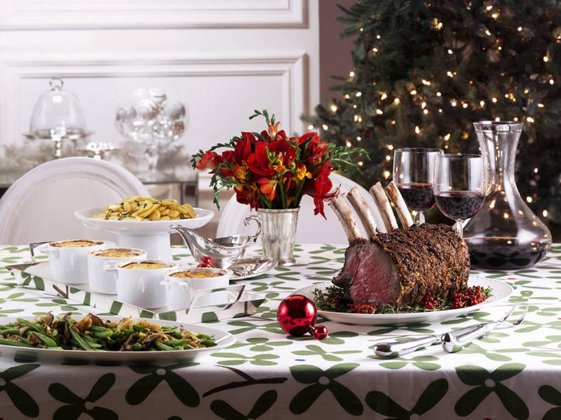 红酒,葡萄酒,无人,横图,俯视,室内,白天,植物,餐桌,桌子,蔬菜,西红柿,餐具,花瓶,照明,圣诞节,切开,阴影,节日,庆祝,新鲜,盛开,光线,布料,彩灯,碟子,壶,盘,影子,陶瓷,灯光,肉,牛肉,食品,圣诞树,陶瓷制品,酒类,花蕾,布纹,文化,肉类,玻璃制品,灯,酒,水壶,桌布,花,花瓣,花朵,鲜花,树,树木,食物,饮料,红色,绿色,自然,盘子,玻璃瓶,餐巾,茶壶,瓶子,容器,灯具,碟,台布,碗,花苞,花蕊,切,庆典,红葡萄酒,花灯,有机食品,绿色食品,生长,成长,餐台,纪念,储藏,照亮,照明设备,储存,剖面,肉食,切面,番茄,彩图,高角度拍摄,贮存