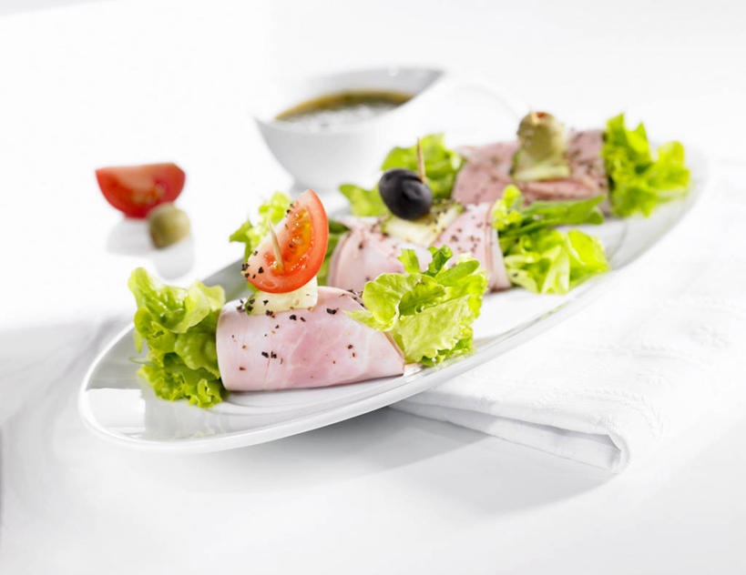 无人,横图,俯视,室内,特写,白天,白色背景,餐桌,桌子,蔬菜,西红柿,小番茄,餐具,阴影,朦胧,模糊,新鲜,反射,叉子,碟子,盘,影子,陶瓷,生菜,莴苣,调料,酱料,酱汁,肉,佐料,食品,陶瓷制品,调味品,调味料,火腿,猪肉,酱,肉类,食物,腌制,红色,白色,盘子,容器,碟,碗,摄影,有机食品,绿色食品,影棚,餐台,储藏,储存,肉食,餐叉,豚肉,春菜,鹅仔菜,莴仔菜,千金菜,叶用莴苣,熏制,火肉,兰熏,猪腿,小西红柿,樱桃小番茄,珍珠小番茄,进餐用具,樱桃番茄,圣女果,番茄,彩图,高角度拍摄,影棚拍摄,拍摄,贮存