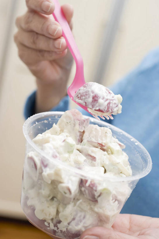 西方人,手,一个人,竖图,俯视,室内,特写,白天,烹饪,西餐,玻璃,欧洲,欧洲人,双手,仅一个年轻女性,仅一个女性,仅一个人,一堆,许多,握,阴影,堆叠,堆积,服装,朦胧,模糊,反射,影子,勺子,料理,食品,土豆泥,休闲装,菜肴,美食,玻璃制品,食物,一个,衣服,容器,调羹,汤匙,碗,休闲,手部,休闲服,西式,握着,服饰,佳肴,单个,储藏,堆,储存,马铃薯泥,薯蓉,年轻女性,女人,女性,白种人,半身,彩图,高角度拍摄,贮存