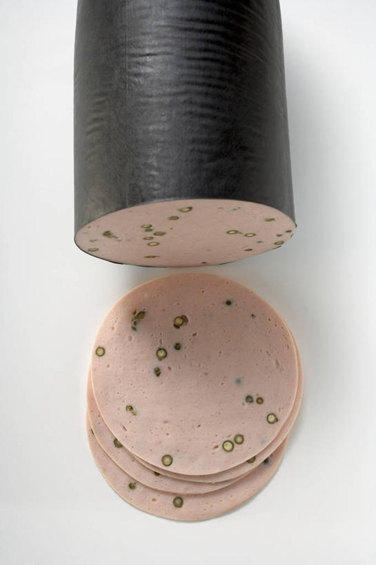 无人,竖图,俯视,室内,特写,白天,白色背景,餐桌,桌子,切开,阴影,反射,影子,肉,香肠,腊肠,肉类,黑色,切,摄影,影棚,餐台,剖面,肉食,切面,彩图,高角度拍摄,影棚拍摄,拍摄