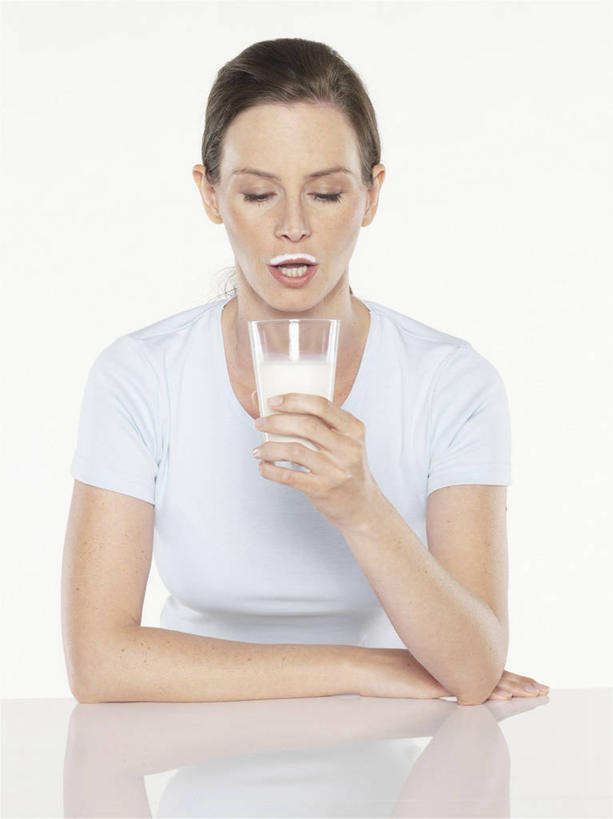 牛奶,西方人,一个人,坐,竖图,室内,白天,白色背景,正面,桌子,杯子,欧洲,欧洲人,仅一个年轻女性,仅一个女性,仅一个人,喝,握,阴影,服装,反射,影子,饮品,一杯,营养,注视,休闲装,玻璃制品,饮料,一个,衣服,水杯,低头,观察,看,休闲,休闲服,握着,摄影,服饰,影棚,单个,观看,察看,乳制品,奶,牛乳,关注,安神,年轻女性,女人,女性,白种人,玻璃杯,坐着,半身,彩图,影棚拍摄,拍摄