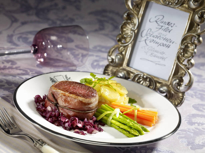 无人,横图,俯视,室内,特写,白天,烹饪,西餐,餐桌,桌子,萝卜,胡萝卜,芦笋,蔬菜,洋葱,杯子,餐具,一堆,许多,阴影,堆叠,堆积,新鲜,装饰,反射,英文,边框,标志,碟子,高脚杯,盘,文字,影子,字符,字母,肉,牛肉,料理,食品,红酒杯,标识,菜肴,美食,肉类,玻璃制品,画框,食物,盘子,酒杯,碟,西式,摄影,佳肴,有机食品,绿色食品,影棚,餐台,堆,英文字母,华丽,修饰,点缀,葡萄酒杯,玉葱,肉食,衬托,美观,雅致,雅观,玻璃杯,猪尾巴,圆葱,药鸡豆子,洋葱头,石刁柏,球葱,蚂蚁杆,龙须菜,狼尾巴根,红萝卜,甘荀,葱头,彩图,高角度拍摄,影棚拍摄,拍摄