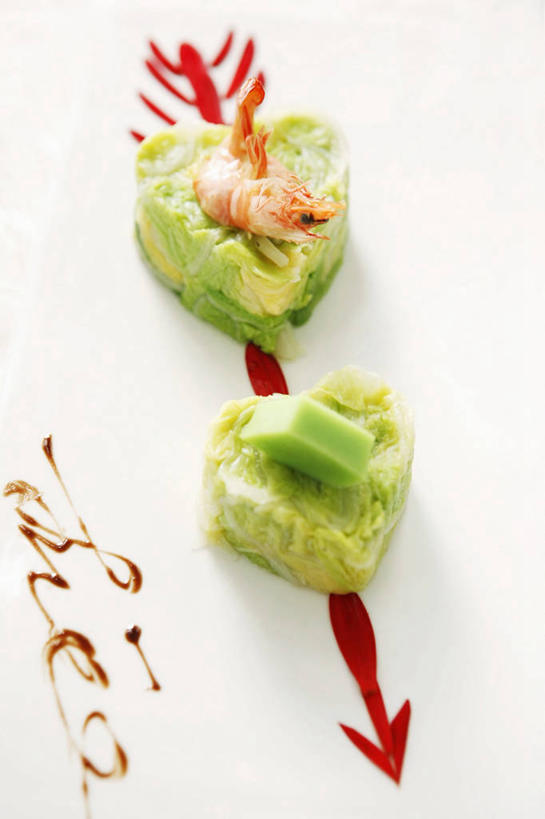 无人,竖图,俯视,室内,特写,白天,白色背景,爱情,烹饪,中餐,餐桌,桌子,蔬菜,餐具,阴影,爱心,新鲜,反射,包裹,碟子,盘,影子,虾,料理,食品,浪漫,方向,菜肴,美食,大虾,箭头,食物,红色,盘子,碟,温暖,温馨,心形,中式,恩爱,摄影,佳肴,有机食品,绿色食品,影棚,对虾,餐台,和睦,指向,斑节虾,簇,东方对虾,中国对虾,心型,彩图,高角度拍摄,影棚拍摄,拍摄,融洽