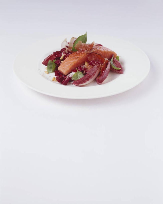 海鲜,无人,竖图,俯视,室内,特写,白天,白色背景,烹饪,西餐,餐桌,桌子,蔬菜,餐具,阴影,新鲜,反射,鱼,碟子,盘,影子,菊苣,肉,鱼肉,料理,食品,药草,水产,菜肴,美食,肉类,鱼类,海洋生物,食物,一个,白色,盘子,碟,西式,摄影,佳肴,有机食品,绿色食品,影棚,单个,餐台,水生动物,海产品,药材,水生物,肉食,海底动物,彩图,高角度拍摄,影棚拍摄,拍摄