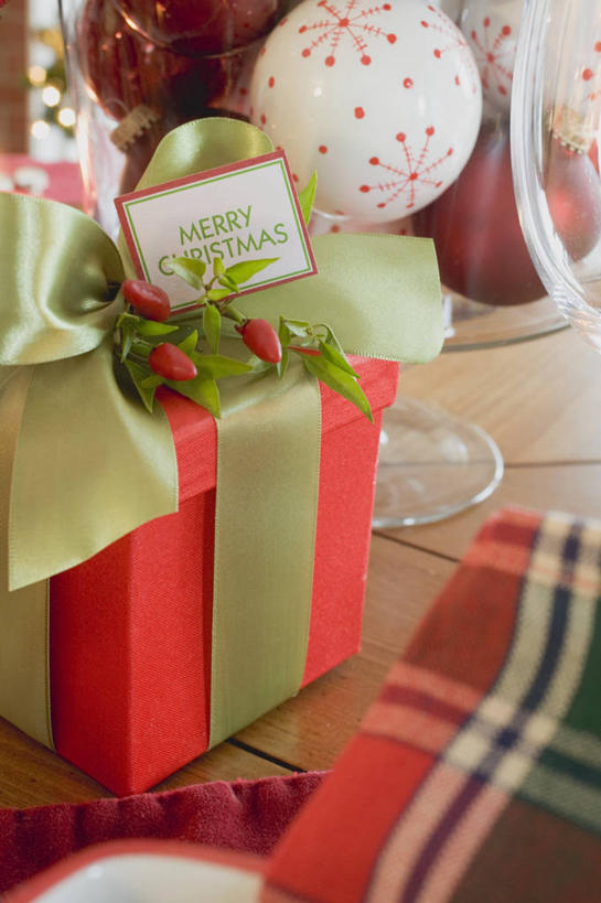 无人,竖图,俯视,室内,特写,白天,餐桌,桌子,礼盒,礼物,圣诞节,阴影,节日,庆祝,装饰,反射,英文,标志,布料,挂饰,丝绸,丝带,文字,影子,纸盒,字符,字母,缎带,圣诞球,布纹,文化,标识,绸带,盒子,球,桌布,包装盒,餐巾,礼品盒,台布,庆典,球体,摄影,礼品,影棚,餐台,纪念,英文字母,华丽,修饰,点缀,衬托,美观,雅致,雅观,彩图,高角度拍摄,影棚拍摄,拍摄