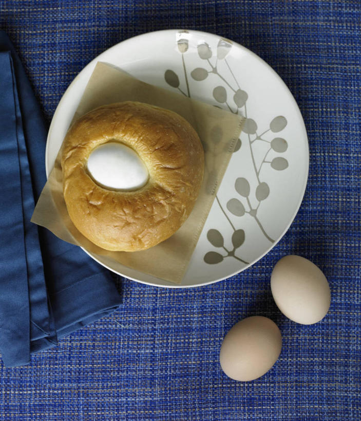 点心,面包,无人,竖图,俯视,室内,特写,白天,餐桌,桌子,餐具,阴影,反射,布料,碟子,盘,影子,蛋,鸡蛋,食品,面点,布纹,桌布,食物,糕点,两个,一个,蓝色,盘子,餐巾,碟,台布,摄影,影棚,单个,餐台,卵,彩图,高角度拍摄,影棚拍摄,拍摄