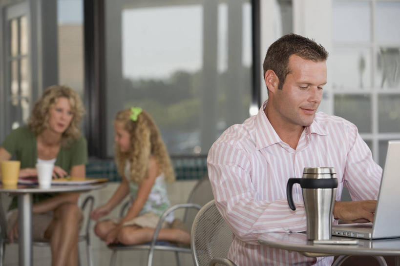 牛奶,西方人,儿童,三个人,家庭,夫妻,母亲,父亲,女儿,坐,笑,说,微笑,露齿笑,横图,室内,白天,正面,爱情,讨论,纯洁,电脑,笔记本电脑,餐桌,窗户,桌子,杯子,欧洲,欧洲人,敲打,阴影,服装,朦胧,模糊,反射,网络,瓷器,影子,咖啡杯,陶瓷制品,饮品,浪漫,营养,注视,休闲装,输入,通讯设备,玻璃窗,玻璃制品,饮料,小孩,衣服,水杯,打字,观察,看,休闲,温暖,温馨,父女,母女,三口之家,一家人,休闲服,恩爱,父爱,可爱,母爱,童年,童趣,恋人,服饰,餐台,观看,点击,一台,敲击,和睦,察看,无线,乳制品,奶,牛乳,关注,瓷杯,通信设备,无线网络,无线上网,便携式电脑,童真,烂漫,无邪,安神,交流,天真,按键,手提电脑,男人,男性,年轻男性,年轻女性,女孩,女人,女性,白种人,孩子,年轻人,夫妇,情侣,玻璃杯,茶杯,沟通,讲话,交谈,商讨,说话,谈话,坐着,半身,彩图,伴侣,融洽,女生