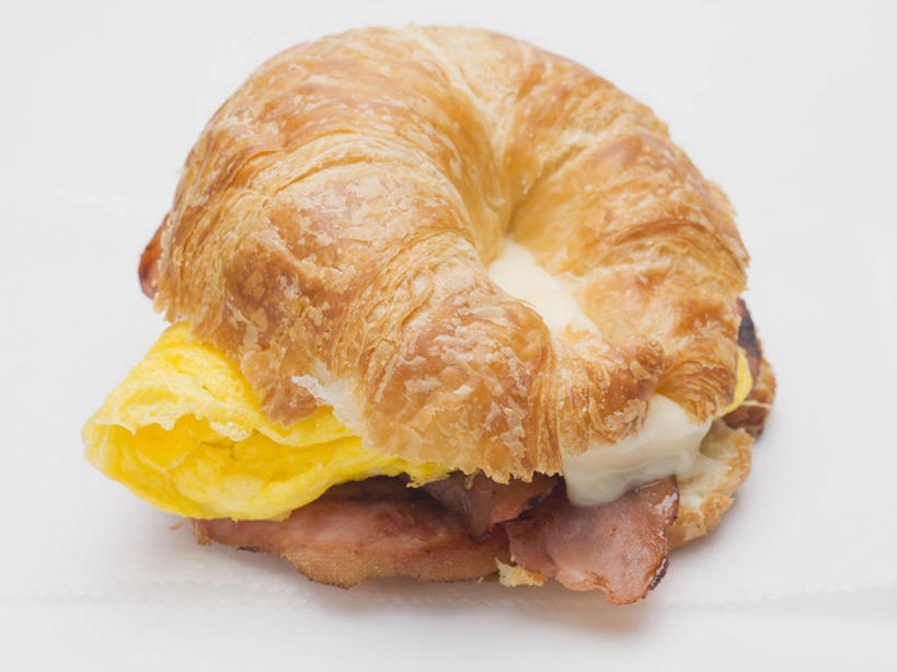 点心,面包,奶酪,无人,横图,俯视,室内,特写,白天,白色背景,烹饪,西餐,餐桌,桌子,阴影,反射,影子,蛋,鸡蛋,干酪,起司,三明治,料理,食品,面点,芝士,营养,菜肴,美食,食物,糕点,快餐,乳酪,西式,摄影,佳肴,影棚,餐台,乳制品,发酵,西式快餐,三文治,卵,彩图,高角度拍摄,影棚拍摄,拍摄