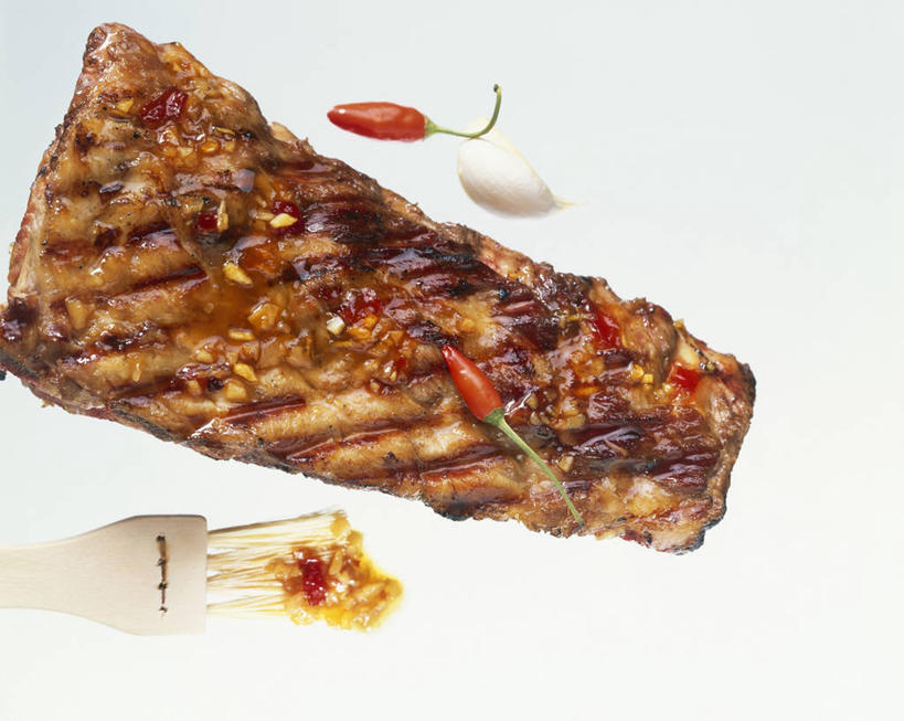 无人,横图,俯视,室内,特写,白天,白色背景,餐桌,桌子,辣椒,阴影,反射,影子,调味,肉,香料,佐料,猪肉,肉类,红色,摄影,影棚,餐台,配料,肉食,辣角,红海椒,大椒,辣虎,广椒,豚肉,作料,辣子,红辣椒,海椒,番椒,彩图,高角度拍摄,影棚拍摄,拍摄