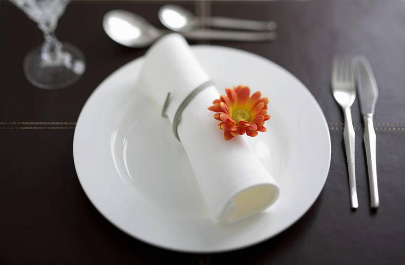 无人,横图,俯视,室内,特写,白天,餐桌,桌子,餐具,阴影,朦胧,模糊,盛开,反射,叉子,刀叉,刀子,碟子,盘,影子,勺子,花蕾,花,花瓣,花朵,鲜花,一朵,盘子,调羹,碟,汤匙,花苞,花蕊,摄影,影棚,餐台,餐刀,餐叉,进餐用具,彩图,高角度拍摄,影棚拍摄,拍摄