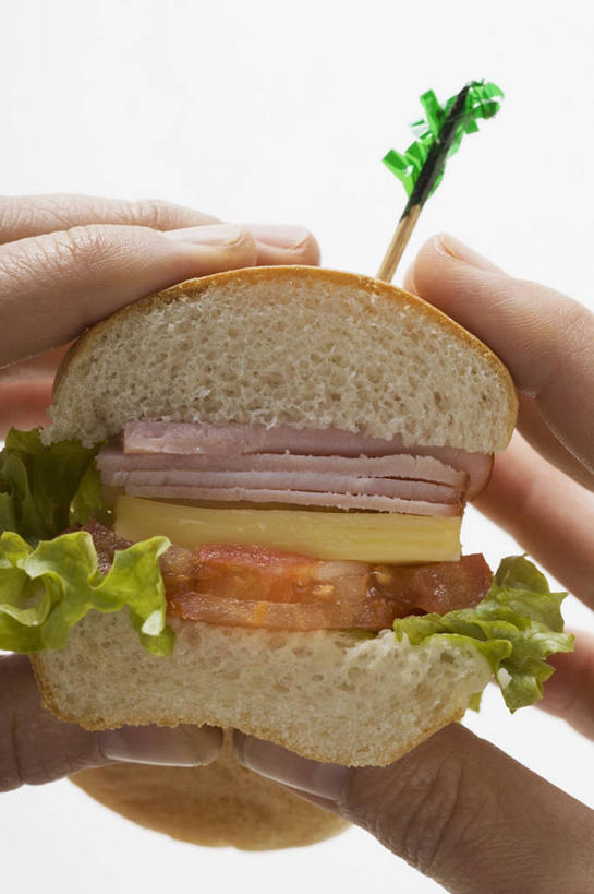 点心,面包,西方人,手,一个人,竖图,室内,特写,白天,白色背景,正面,烹饪,西餐,蔬菜,西红柿,欧洲,欧洲人,双手,仅一个男性,仅一个人,阴影,新鲜,反射,影子,生菜,莴苣,肉,三明治,料理,食品,面点,火腿,猪肉,菜肴,美食,肉类,竹签,食物,腌制,糕点,仅一个年轻男性,一个,快餐,手部,西式,摄影,佳肴,有机食品,绿色食品,影棚,单个,肉食,西式快餐,三文治,豚肉,取食签,春菜,鹅仔菜,莴仔菜,千金菜,叶用莴苣,熏制,火肉,兰熏,猪腿,男人,男性,年轻男性,白种人,番茄,半身,彩图,影棚拍摄,拍摄