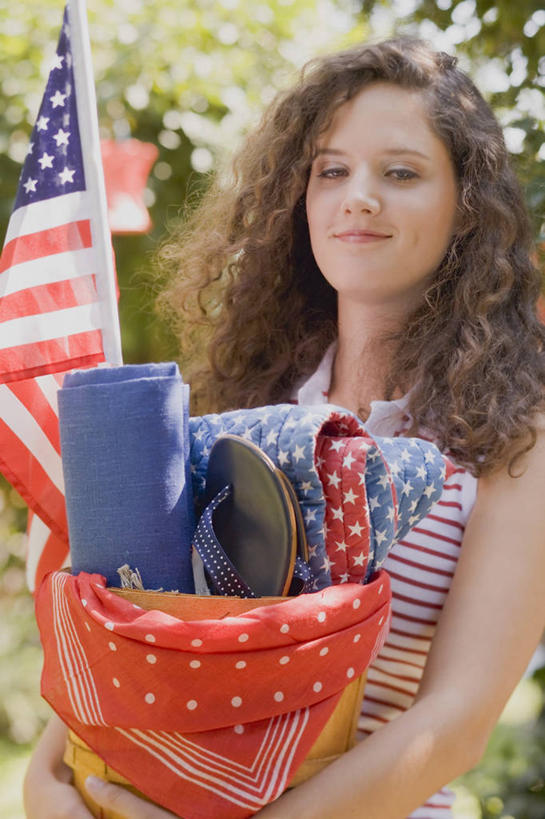 西方人,一个人,站,捧,笑,微笑,竖图,室外,白天,正面,植物,旗帜,国旗,欧洲,欧洲人,仅一个年轻女性,仅一个女性,仅一个人,阴影,服装,朦胧,模糊,光线,布料,影子,布纹,注视,休闲装,桌布,树,树木,衣服,绿色,阳光,自然,餐巾,容器,台布,观察,看,站着,休闲,休闲服,美国国旗,服饰,生长,成长,观看,储藏,察看,储存,关注,年轻女性,女人,女性,白种人,旗,端,端着,捧着,手捧,站立,半身,彩图,贮存