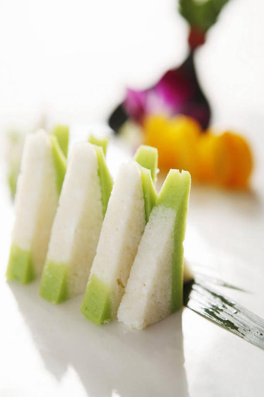 点心,牛奶,无人,竖图,俯视,室内,特写,白天,白色背景,餐桌,桌子,柑橘,水果,一排,许多,切开,阴影,朦胧,模糊,新鲜,整齐,盛开,反射,影子,勺子,生食,食品,甜点,甜品,果实,石斛,饮品,营养,花蕾,花,花瓣,花朵,鲜花,食物,糕点,饮料,排列,调羹,汤匙,甜食,花苞,花蕊,切,橙色,摄影,有机食品,绿色食品,影棚,餐台,乳制品,奶,牛乳,队列,剖面,切面,石斛兰,安神,金钗石斛,橘子,桔子,橙子,橙,彩图,高角度拍摄,影棚拍摄,拍摄