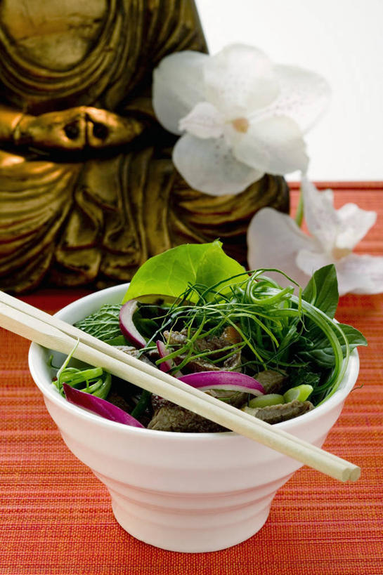 无人,竖图,俯视,室内,特写,白天,餐桌,筷子,桌子,萝卜,蔬菜,洋葱,餐具,雕塑,一堆,一双,许多,阴影,堆叠,堆积,新鲜,艺术,装饰,盛开,反射,雕刻,雕像,影子,陶瓷,肉,生食,蔬菜沙拉,牛肉,沙拉,食品,陶瓷制品,花蕾,文化,色拉,传统,沙律,肉类,花,花瓣,花朵,鲜花,食物,两朵,白色,容器,工艺品,碗,花苞,花蕊,摄影,有机食品,绿色食品,影棚,水萝卜,餐台,纪念,色拉酱,储藏,堆,礼节,美术,储存,玉葱,主题,千岛酱,礼仪,陈列,肉食,功能,美学,进餐用具,圆葱,洋葱头,球葱,葱头,彩图,高角度拍摄,影棚拍摄,拍摄,贮存