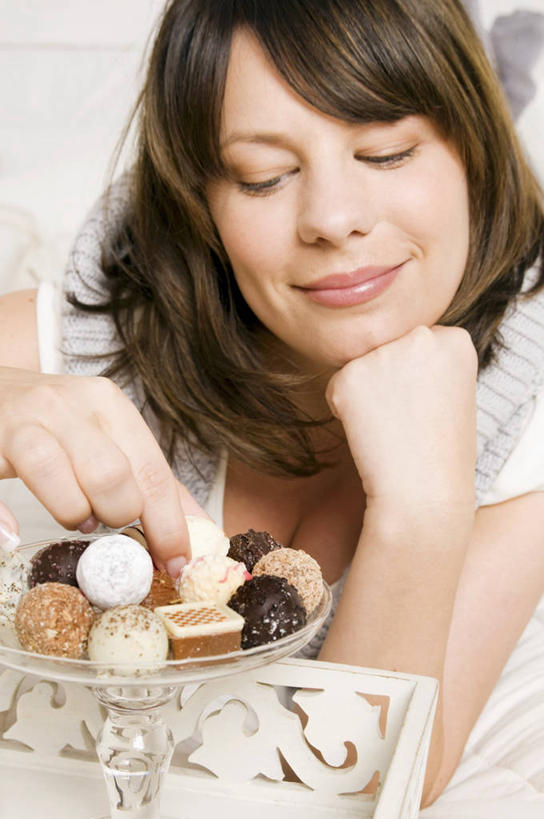 西方人,一个人,闭眼,竖图,室内,白天,正面,餐具,欧洲,欧洲人,仅一个年轻女性,仅一个女性,仅一个人,一堆,许多,撑,阴影,堆叠,堆积,服装,透明,反射,碟子,盘,影子,食品,糖,糖果,甜点,甜品,托腮,休闲装,食物,衣服,盘子,碟,甜食,巧克力,托,休闲,休闲服,服饰,朱古力,堆,托下巴,通明,年轻女性,女人,女性,白种人,闭眼睛,闭着眼,闭着眼睛,半身,彩图