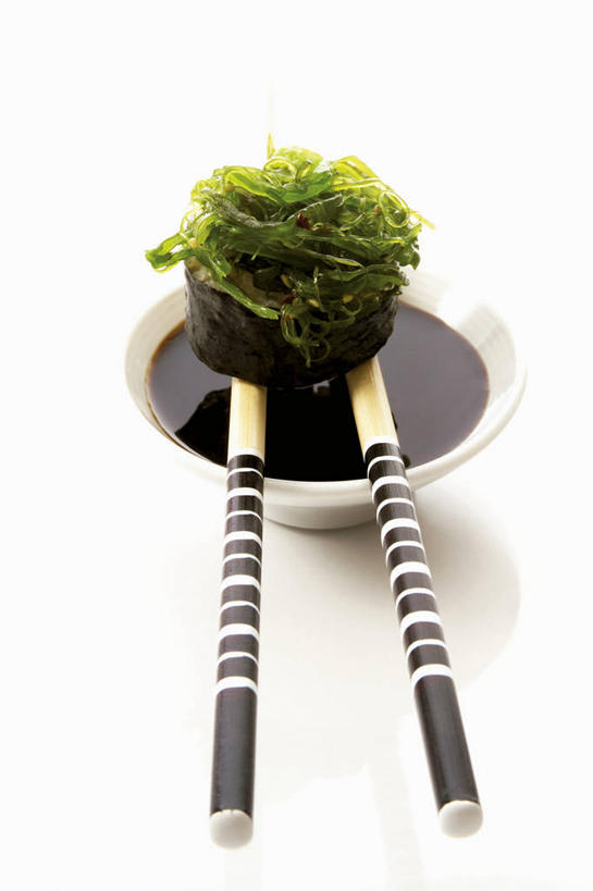 米饭,寿司,无人,竖图,俯视,室内,特写,白天,白色背景,烹饪,餐桌,筷子,桌子,蔬菜,餐具,一双,阴影,新鲜,反射,碟子,盘,影子,调料,日本料理,料理,食品,饭,调味品,调味料,文化,传统,酱油,菜肴,美食,食物,一个,盘子,碟,日式料理,日式,摄影,佳肴,有机食品,绿色食品,影棚,单个,餐台,礼节,五谷,醋饭,礼仪,四喜饭,豉油,进餐用具,彩图,高角度拍摄,影棚拍摄,拍摄