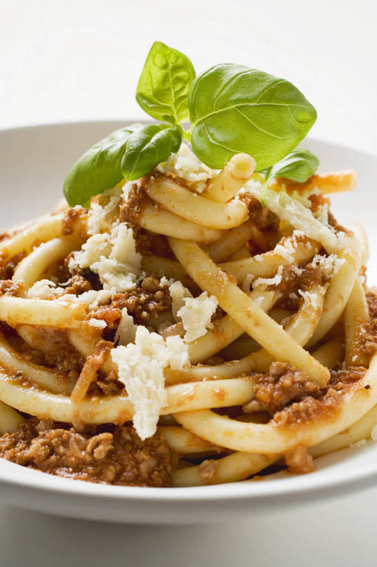 面食,面条,奶酪,意大利面,无人,竖图,俯视,室内,特写,白天,白色背景,西餐,植物,餐桌,桌子,叶子,一堆,许多,阴影,堆叠,堆积,反射,影子,陶瓷,面,肉,香料,干酪,起司,料理,食品,绿叶,草药,陶瓷制品,芝士,营养,肉类,中药,食物,一个,白色,容器,碗,香草,嫩叶,乳酪,西式,摄影,影棚,单个,餐台,储藏,堆,罗勒,乳制品,储存,紫苏,药材,中草药,发酵,肉食,九层塔,圣约瑟夫草,甜罗勒,兰香,中药材,本草,叶,叶片,彩图,高角度拍摄,影棚拍摄,拍摄,贮存