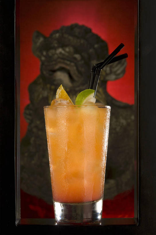 无人,竖图,室内,特写,白天,正面,餐桌,桌子,哺乳动物,野生动物,狮子,杯子,水果,雕塑,一头,阴影,红色背景,新鲜,艺术,装饰,反射,雕刻,雕像,影子,冰,生食,冰块,果实,伏特加,酒类,一杯,冷冻,玻璃制品,酒,一个,动物,水杯,工艺品,寒冷,摄影,有机食品,绿色食品,影棚,冷藏,单个,餐台,纪念,美术,冰冷,主题,凶猛,陈列,功能,美学,酸橙,蒸馏酒,保鲜,代代,残暴,凶残,玻璃杯,橙子,橙,彩图,影棚拍摄,拍摄