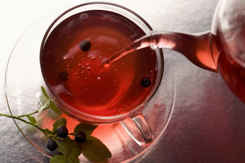 无人,横图,俯视,室内,特写,白天,幸福,茶,桌面,桌子,浆果,蓝莓,杯子,餐具,水果,叶子,阴影,新鲜,反射,木制,碟子,壶,盘,影子,生食,茶叶,食品,果实,绿叶,娱乐,水壶,食物,一个,盘子,茶壶,木制品,容器,水杯,碟,享受,休闲,温馨,嫩叶,放松,乐趣,有机食品,绿色食品,单个,提神,舒适,醒脑,叶,叶片,茶杯,山都柿,蓝浆果,蓝靛果,彩图,高角度拍摄