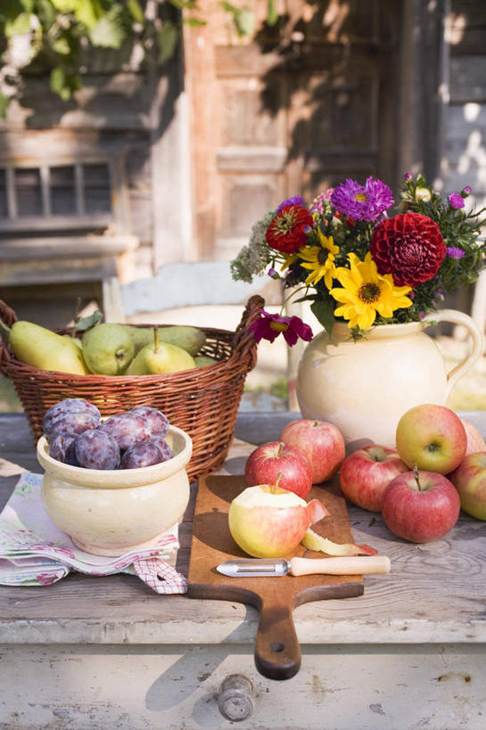 无人,交叉,竖图,俯视,室外,特写,白天,智慧,植物,桌面,桌子,竹子,苹果,花瓶,水果,一堆,许多,阴影,堆叠,堆积,竹制,朦胧,模糊,新鲜,艺术,装饰,盛开,编织,光线,篮子,影子,陶瓷,大理石,生食,食品,果实,案板,陶瓷制品,很多,花蕾,文化,砧板,花,花瓣,花朵,鲜花,树,树木,食物,绿色,阳光,自然,插花,瓶子,竹篮,花苞,花蕊,有机食品,绿色食品,生长,成长,竹条,堆,华丽,修饰,插花艺术,交织,点缀,创造,竹制品,创作,想象,衬托,美观,雅致,雅观,大理石制品,穿插,彩图,高角度拍摄