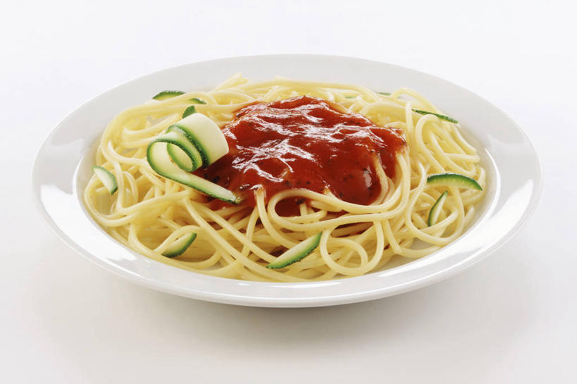 面食,面条,意大利面,无人,横图,俯视,室内,特写,白天,白色背景,西餐,桌面,桌子,蔬菜,西红柿,餐具,阴影,新鲜,反射,木制,碟子,盘,影子,调料,酱料,酱汁,面,茄汁,佐料,料理,食品,西葫芦,调味品,调味料,番茄酱,酱,食物,一个,盘子,木制品,碟,白瓜,西式,摄影,有机食品,绿色食品,影棚,单个,茭瓜,番茄,彩图,高角度拍摄,影棚拍摄,拍摄