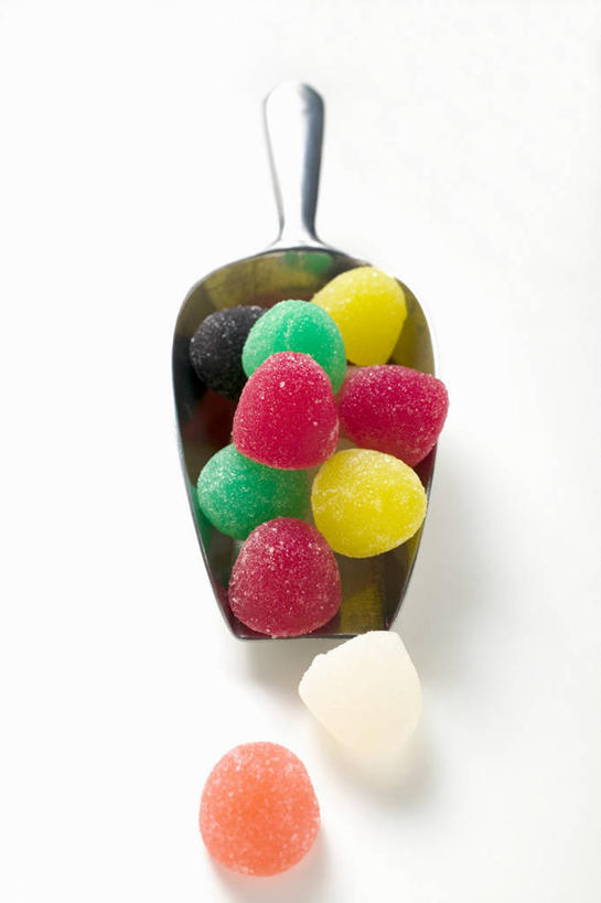 无人,竖图,俯视,彩色,室内,特写,白天,白色背景,桌面,桌子,一堆,阴影,堆叠,堆积,反射,木制,铲子,影子,食品,糖,糖果,甜点,甜品,软糖,畚箕,食物,一个,木制品,甜食,摄影,影棚,簸箕,单个,堆,五颜六色,色彩斑斓,五彩缤纷,五彩斑斓,五光十色,彩图,高角度拍摄,影棚拍摄,拍摄