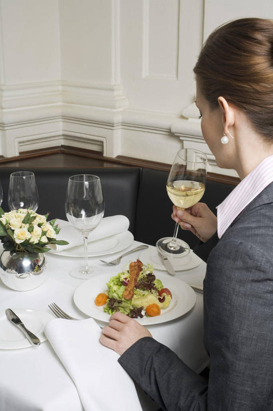 红酒,葡萄酒,西方人,一个人,商务人士,商务女性,坐,竖图,室内,白天,侧面,智慧,桌面,桌子,蔬菜,杯子,餐具,花瓶,欧洲,欧洲人,仅一个年轻女性,仅一个女性,仅一个人,握,阴影,套装,新鲜,艺术,装饰,盛开,反射,木制,叉子,刀叉,刀子,碟子,高脚杯,盘,影子,陶瓷,生食,蔬菜沙拉,沙拉,食品,陶瓷制品,红酒杯,白葡萄酒,酒类,拿,花蕾,拿着,文化,色拉,沙律,玻璃制品,酒,装饰品,花,花瓣,花朵,鲜花,食物,饮料,插花,盘子,餐巾,耳环,酒杯,木制品,瓶子,饰品,首饰,碟,花苞,花蕊,握着,有机食品,绿色食品,色拉酱,华丽,修饰,插花艺术,点缀,创造,葡萄酒杯,餐刀,千岛酱,创作,商务装,想象,工薪阶层,餐叉,衬托,美观,雅致,雅观,耳饰,保洁方巾,口布,年轻女性,女人,女性,白种人,白领,上班族,玻璃杯,进餐用具,坐着,半身,彩图