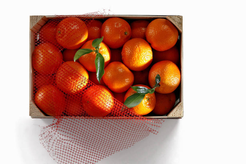 无人,横图,俯视,室内,特写,白天,白色背景,桌面,桌子,柑橘,水果,叶子,一堆,许多,阴影,堆叠,堆积,新鲜,反射,木制,包装,影子,纸箱,生食,食品,果实,绿叶,很多,食物,一个,木制品,容器,箱子,橙色,嫩叶,摄影,有机食品,绿色食品,影棚,单个,堆,纸板箱,包装箱,叶,叶片,橘子,桔子,橙子,橙,彩图,高角度拍摄,影棚拍摄,拍摄