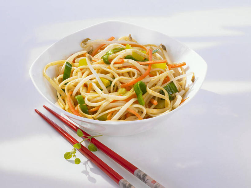 面食,面条,无人,横图,俯视,室内,特写,白天,白色背景,烹饪,中餐,筷子,桌面,桌子,辣椒,蔬菜,餐具,一双,阴影,新鲜,反射,木制,影子,陶瓷,面,料理,食品,陶瓷制品,文化,传统,菜肴,美食,食物,一个,木制品,容器,碗,中式,摄影,佳肴,有机食品,绿色食品,影棚,单个,储藏,礼节,储存,礼仪,彩椒,辣角,红海椒,大椒,辣虎,广椒,进餐用具,甜椒,柿子椒,辣子,海椒,番椒,灯笼椒,彩图,高角度拍摄,影棚拍摄,拍摄,贮存