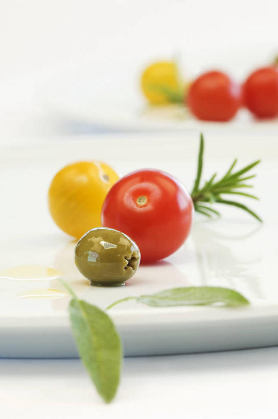 无人,家庭,竖图,俯视,室内,特写,白天,白色背景,智慧,桌面,桌子,蔬菜,西红柿,小番茄,餐具,阴影,朦胧,模糊,新鲜,反射,木制,碟子,盘,影子,食品,食物,盘子,木制品,碟,摄影,有机食品,绿色食品,影棚,迷迭香,鼠尾草,海洋之露,理性,小西红柿,樱桃小番茄,珍珠小番茄,樱桃番茄,圣女果,番茄,彩图,高角度拍摄,影棚拍摄,拍摄