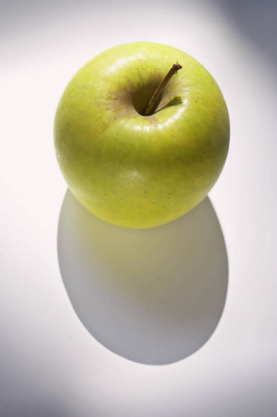 无人,竖图,俯视,室内,特写,白天,白色背景,桌面,桌子,苹果,水果,阴影,新鲜,反射,木制,影子,生食,食品,果实,食物,一个,绿色,木制品,摄影,有机食品,绿色食品,影棚,单个,彩图,高角度拍摄,影棚拍摄,拍摄