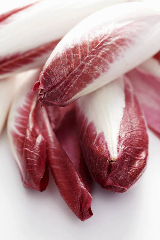 无人,竖图,俯视,室内,特写,白天,白色背景,桌面,桌子,蔬菜,一堆,阴影,堆叠,堆积,新鲜,反射,木制,影子,菊苣,食品,药草,食物,木制品,摄影,有机食品,绿色食品,影棚,堆,药材,彩图,高角度拍摄,影棚拍摄,拍摄