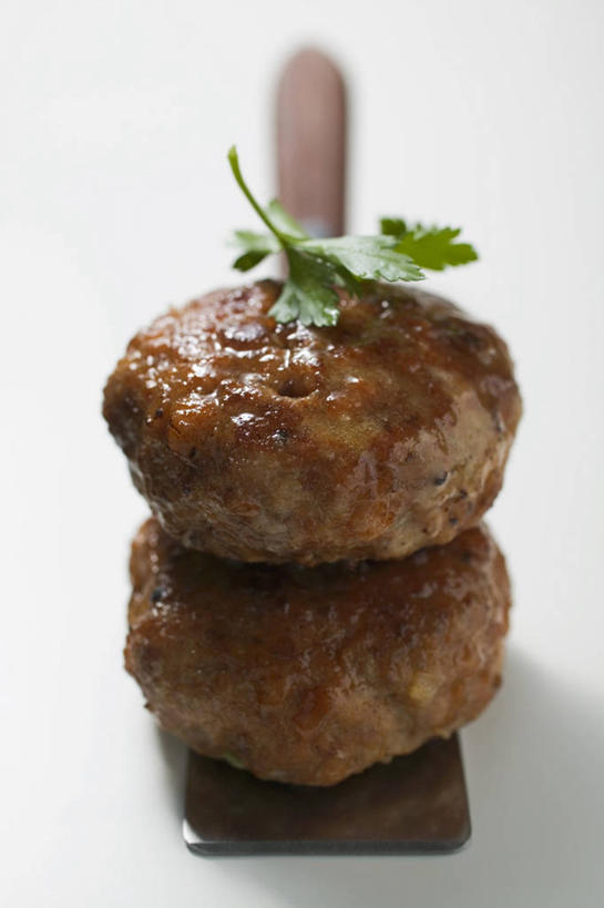 无人,竖图,俯视,室内,特写,白天,白色背景,烹饪,西餐,餐桌,桌面,桌子,蔬菜,阴影,新鲜,反射,木制,影子,生菜,莴苣,肉,汉堡,料理,食品,案板,猪肉,菜肴,美食,肉类,砧板,食物,两个,木制品,快餐,西式,摄影,佳肴,有机食品,绿色食品,影棚,餐台,肉食,西式快餐,垃圾食品,豚肉,春菜,鹅仔菜,莴仔菜,千金菜,叶用莴苣,彩图,高角度拍摄,影棚拍摄,拍摄