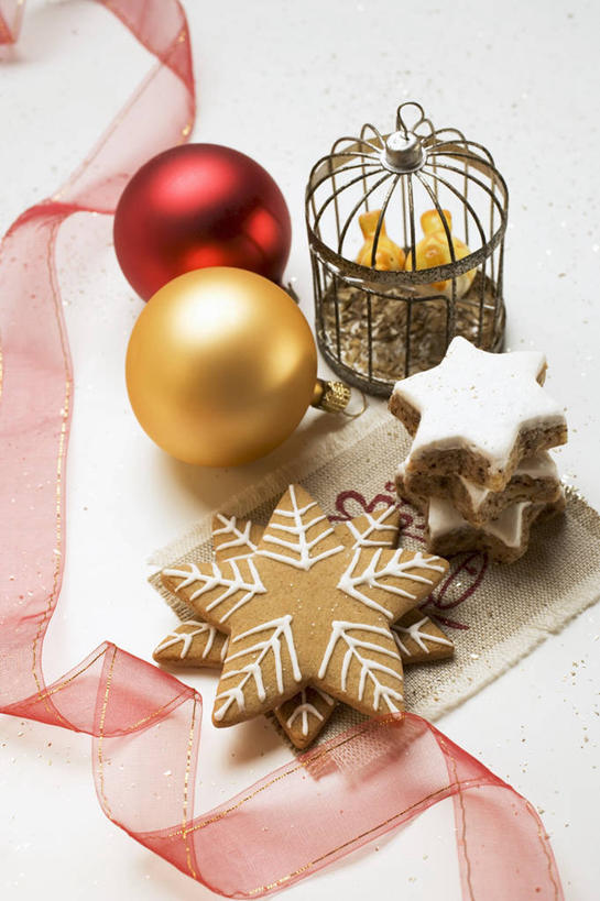 点心,无人,竖图,俯视,室内,特写,白天,白色背景,桌面,桌子,蜡烛,圣诞节,阴影,节日,庆祝,装饰,反射,光线,木制,挂饰,火焰,丝绸,丝带,影子,烛光,星星,食品,甜点,缎带,圣诞球,燃烧,文化,绸带,球,食物,糕点,木制品,饼干,甜食,零食,点燃,庆典,球体,星形,摄影,影棚,纪念,华丽,修饰,点缀,五角形,姜饼,衬托,美观,雅致,雅观,德式姜饼,五角星,彩图,高角度拍摄,影棚拍摄,拍摄