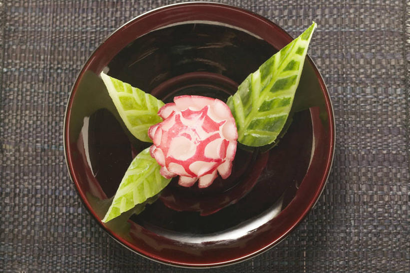 无人,横图,俯视,室内,特写,白天,桌面,桌子,萝卜,黄瓜,蔬菜,叶子,雕塑,阴影,新鲜,艺术,装饰,盛开,反射,木制,雕刻,雕像,影子,陶瓷,食品,绿叶,陶瓷制品,花蕾,花,花瓣,花朵,鲜花,食物,一个,木制品,容器,工艺品,碗,花苞,花蕊,嫩叶,有机食品,绿色食品,单个,纪念,储藏,华丽,修饰,美术,点缀,储存,主题,陈列,功能,美学,衬托,美观,雅致,雅观,大红萝卜,东北红萝卜,叶,叶片,青瓜,莱菔,胡瓜,红萝卜,彩图,高角度拍摄,贮存