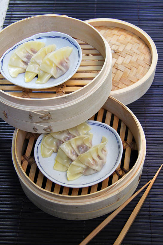 蒸笼,无人,竖图,俯视,室内,特写,白天,烹饪,中餐,筷子,桌面,桌子,蔬菜,餐具,厨具,一双,阴影,竹制,新鲜,反射,木制,碟子,盘,影子,料理,食品,文化,传统,菜肴,美食,食物,两个,盘子,木制品,碟,中式,佳肴,有机食品,绿色食品,礼节,竹制品,笼屉,礼仪,烹饪用具,进餐用具,烹调用具,烹调,彩图,高角度拍摄