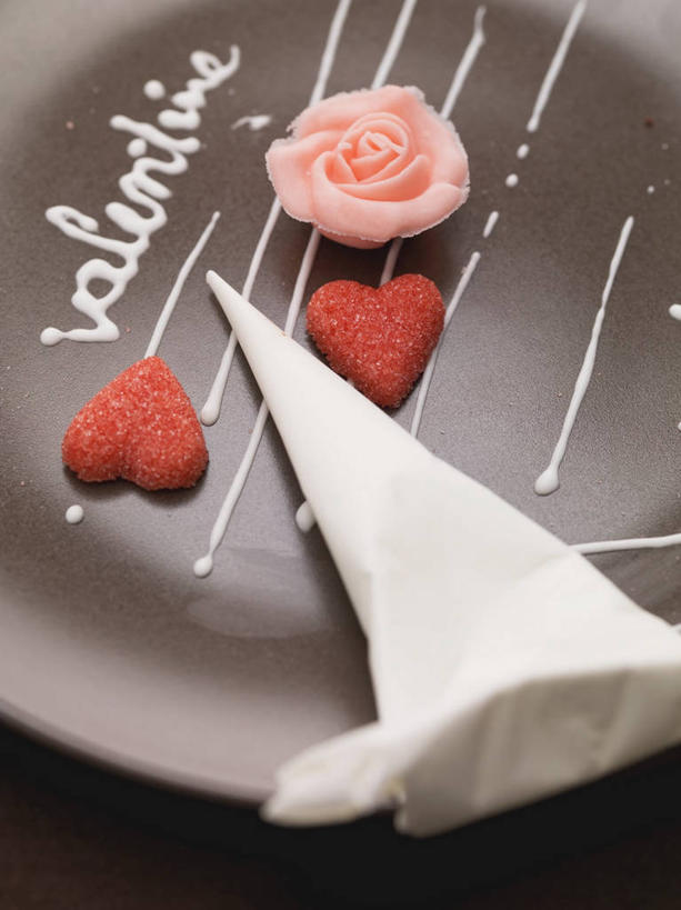 点心,无人,竖图,俯视,室内,特写,白天,爱情,幸福,纯洁,热情,桌面,桌子,玫瑰,餐具,袋子,情人节,制作,阴影,节日,爱心,庆祝,装饰,盛开,反射,木制,英文,标志,裱花袋,碟子,盘,文字,影子,字符,字母,食品,甜点,甜品,玫瑰花,浪漫,花蕾,文化,加工,标识,塑料袋,花,花瓣,花朵,鲜花,食物,糕点,一个,盘子,木制品,碟,甜食,奶油,花苞,花蕊,庆典,温暖,温馨,心形,恩爱,单个,纪念,英文字母,华丽,修饰,点缀,和睦,乳制品,感动,裱花枪,裱花,衬托,美观,雅致,雅观,尊敬,激凌,克林姆,淇淋,天真,刺玫花,徘徊花,心型,彩图,高角度拍摄,融洽