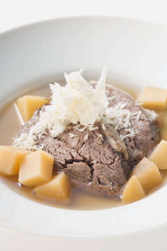 无人,竖图,俯视,室内,特写,白天,白色背景,烹饪,西餐,桌面,桌子,餐具,阴影,反射,木制,碟子,盘,影子,肉,汤,牛肉,料理,食品,菜肴,美食,肉类,食物,一个,盘子,木制品,碟,西式,摄影,佳肴,影棚,单个,肉食,山葵,泽山葵,溪山葵,彩图,高角度拍摄,影棚拍摄,拍摄