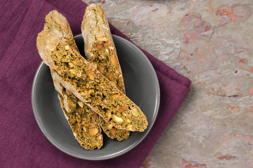 点心,无人,横图,俯视,室内,特写,白天,桌面,桌子,杏仁,餐具,纺织品,阴影,反射,木制,布,碟子,盘,影子,食品,织物,食物,三个,一个,盘子,木制品,碟,饼干,零食,单个,布匹,卡其布,杏子,杏梅仁,杏核仁,木落子,苦杏仁,彩图,高角度拍摄