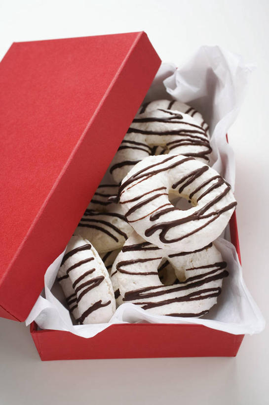 点心,面包,无人,竖图,俯视,室内,特写,白天,白色背景,桌面,桌子,礼盒,礼物,圣诞节,一堆,许多,阴影,堆叠,堆积,节日,庆祝,反射,木制,影子,纸盒,食品,糖,糖果,面点,甜点,甜品,很多,文化,盒子,食物,糕点,一个,包装盒,木制品,礼品盒,甜食,巧克力,甜甜圈,庆典,摄影,礼品,影棚,单个,纪念,朱古力,黑巧克力,堆,多纳滋面包,唐纳滋,面包圈,彩图,高角度拍摄,影棚拍摄,拍摄