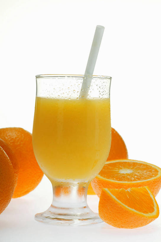 果汁,无人,竖图,俯视,室内,特写,白天,白色背景,桌面,桌子,柑橘,杯子,水果,阴影,新鲜,反射,木制,影子,塑料,生食,橙汁,食品,果实,饮品,玻璃制品,食物,饮料,一个,木制品,水杯,塑料制品,吸管,摄影,有机食品,绿色食品,影棚,单个,空心,可口,饮管,适口,玻璃杯,橘子,桔子,橙子,橙,彩图,高角度拍摄,影棚拍摄,拍摄,圆柱状