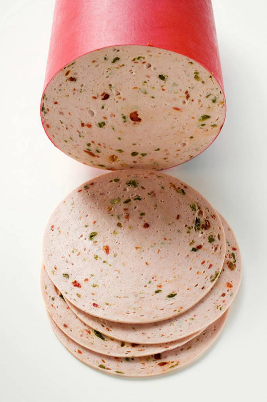 无人,竖图,俯视,室内,特写,白天,白色背景,桌面,桌子,切开,阴影,反射,木制,影子,肉,香肠,腊肠,猪肉,肉类,红色,木制品,切,摄影,影棚,剖面,肉食,切面,豚肉,彩图,高角度拍摄,影棚拍摄,拍摄